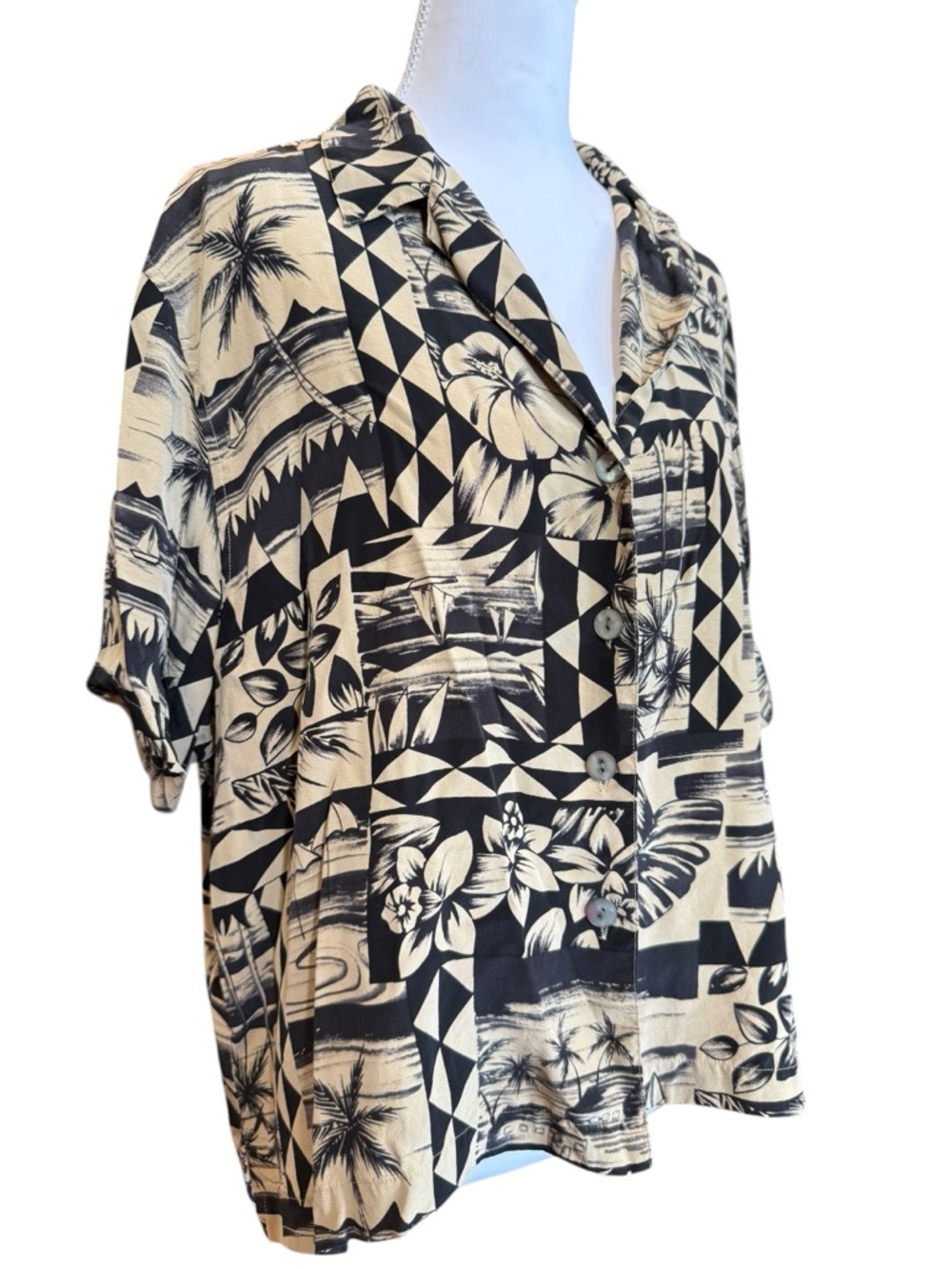 Chico’s 100% Silk Hawaiian Button Up Shirt Size Large Black Tan Tropical Print - Picture 3 of 9